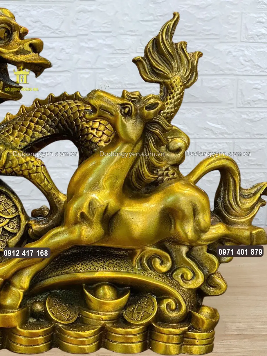 Từng họa tiết hoa văn được chạm khắc sắc n&eacute;t